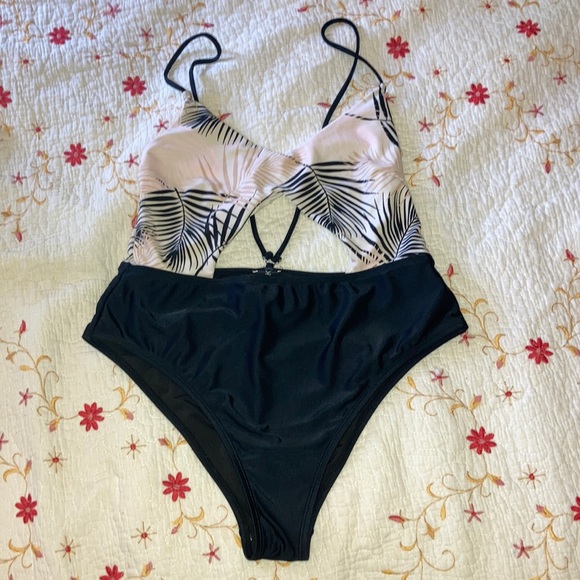 One piece - Picture 1 of 5